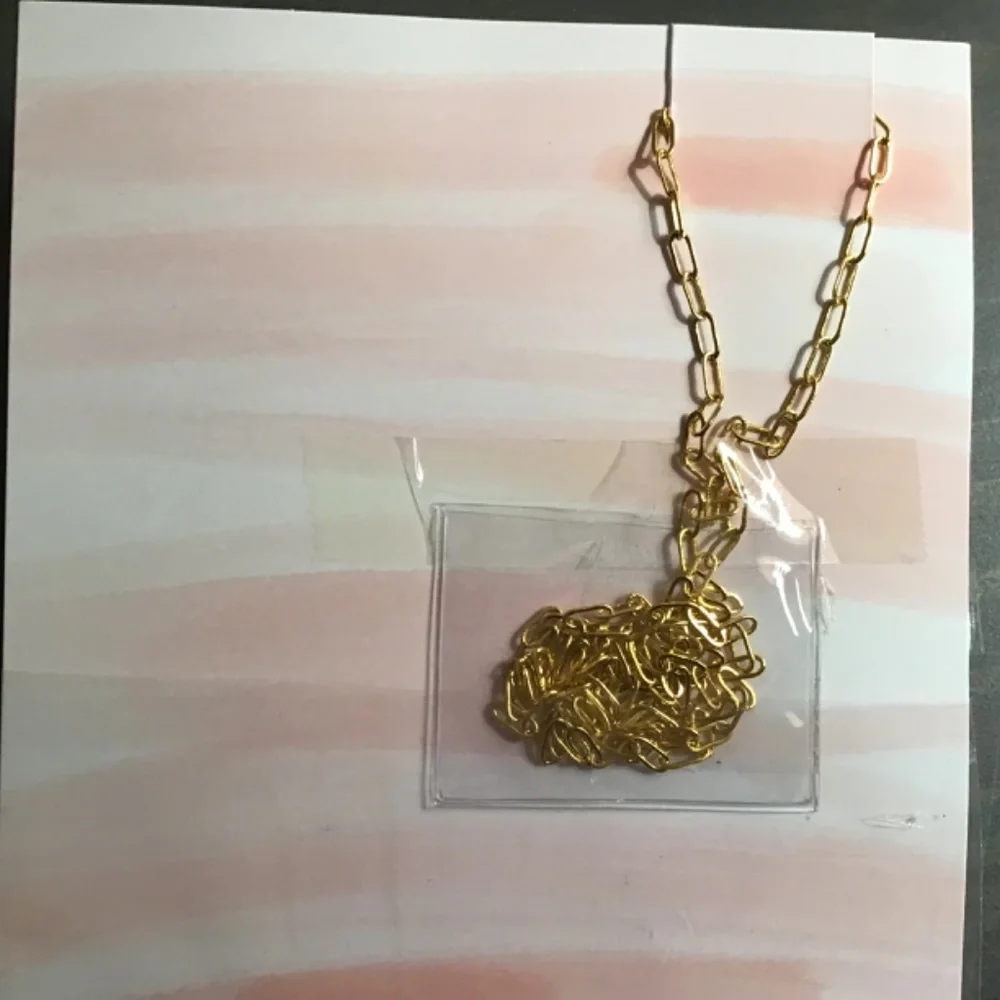 LUCKY FEATHER Lovely Face Mask & Gold Chain Holder 2pc Set